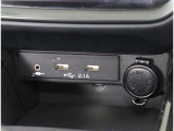 AUX端子、USBtypeA、USBtypeC、アクセサリーDC12V電原が付いています。