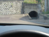 運転席から見えるヘッドアップディスプレイの写真になっています。走っている速度を窓ガラスに照射します。また、ナビを設定していると、目的地の案内も表示されます。目線を逸らさずに確認ができるので安心です。