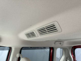 車内の空気を循環し後席まで素早く快適にしてくれるシーリングファン(プラズマクラスター搭載)♪暑い季節もムラなく涼しく、快適さがUP!エアコン前に扇風機を置くと効率が良いと言われる、あの発想ですw