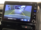リバースギアに入れるだけで後方の表示へ切り替わります。夜間や雨の日の駐車も楽になりますよ。