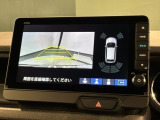 リバースギアに入れるだけで後方の表示へ切り替わります。夜間や雨の日の駐車も楽になりますよ。