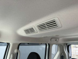 車内の空気を循環し後席まで素早く快適にしてくれるシーリングファン(プラズマクラスター搭載)♪暑い季節もムラなく涼しく、快適さがUP!エアコン前に扇風機を置くと効率が良いと言われる、あの発想ですw