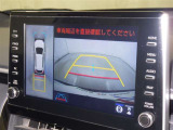 後方の見える安心をお届けするバックガイドモニター付:バックするときのアシストラインもあって楽々バック!車庫入れや縦列駐車をサポートし、苦手な駐車も安心です!今やもう手放せない装備ですネ♪