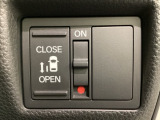 左側電動スライドドアは運転席からでも操作ができるように、ハンドル付近に開閉の操作スイッチが付いています。