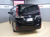 ハッチバックなので、バックドアは上に開きます♪大きな荷物の出し入れがしやすくなります。便利ですよ♪