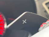 【パドルシフト】ハンドルから手を離さずに素早くシフトアップ&ダウンができるので、エンジンブレーキを使う下り坂や高速道路の合流で加速したい場面で役立ちます。