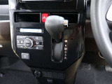 CVT(無段変速)のオートマチックです。インパネシフトがとても使い易く足元がスッキリ
