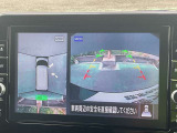 上から見下ろしているような視点で周囲が確認できるアラウンドビューモニターです。上から見下らしているような映像によって縦列駐車もラクラク、駐車が苦手な人の強い味方です!