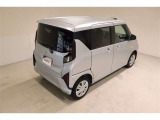後部座席とリヤはプライバシーガラスになっています。座っている人や置いてある荷物が見えにくくなっているのでプライバシーの確保が出来ます。
