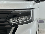 LEDヘッドライトは、点灯の瞬間から最大光量を発揮し、突然暗くなるトンネルなどでの安定感を高めます。
