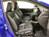 広い足元にゆったり座れるシートには肘掛けも装備しており長距離の運転でも疲れにくくなってます。女性でも運転がしやすいように、シートの高さ調整機能(シートリフター)がついています。