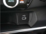 ◆USB接続端子◆スマホやiPodなどを接続して、いつもの音楽を車内でもお楽しみいただけます♪
