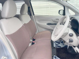 運転席まわりには十分なスペースがあり、大柄な方でもゆったり運転していただける環境です。