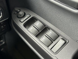 運転席ドアのウインドウ操作スイッチです。すべてのウインドウの開閉操作が可能です。また、ドアミラーはオート開閉なので、ドアロックで自動で閉じ、エンジンスタートで自動で開きます。