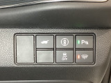 Hondaセンシング用の、VSA(ABS+TCS+横滑り抑制)解除と路外逸脱抑制機能のオンオフスイッチなどはハンドルの右側に装備しています。