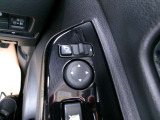 電動格納式ミラーなので、対向車などとのすれ違い時にも便利です。