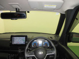 ドライバー目線で、使いやすく安全操作性と良好な視界を実現した運転席です。