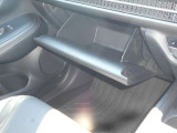 必需品の保険証や車検証の他に、お好きなCD・DVDやサングラスなど小物を収納できます。意外と大切な部分なんですよ。