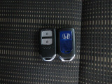 スマートキー付。キーを取り出さなくてもドアロックの施錠・開錠、エンジンの始動が出来ます。雨の日や荷物の多い日にとても便利ですね。