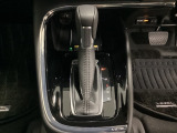 「e:HEV」は、モーター走行を中心にしながら電気エネルギーやエンジン動力を最も効率よく使い分けることができる賢いハイブリッドシステムです。サイドブレーキはスイッチ操作の電子制御パーキングブレーキです
