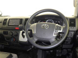 運転席まわりです。 各操作スイッチは使いやすい位置に配置されてます。