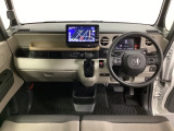 車内は光触媒抗菌消臭施工済です。スタイリッシュなデザインで暖かみのあるインパネ周りを演出します。グローブボックスやカップホルダーのほかにトレーなどたくさんの収納スペースが装備されています。