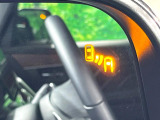 【ブラインドスポットワーニング】走行中、ドアミラーの死角になりやすい箇所に後続車が接近するとサイドミラー付近に警告を表示、ドライバーに注意喚起をしてくれます。