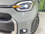 【LEDヘッドライト】悪天候や夜間走行時も良好な視界を確保し安心して運転できる高輝度LEDヘッドライトを装備!点灯速度が早く、消費電力も抑えられています。