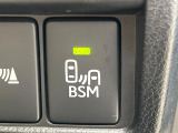 【ブラインドスポットモニター】走行中、ドアミラーの死角になりやすい箇所に後続車が接近するとサイドミラーのレンズに警告を表示!ドライバーに注意喚起をしてくれます。