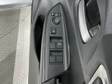 狭い駐車場で便利な電動格納ドアミラーが付いています。