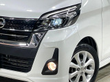 【LEDヘッドライト】悪天候や夜間走行時も良好な視界を確保し安心して運転できる高輝度LEDヘッドライトを装備!点灯速度が早く、消費電力も抑えられています。