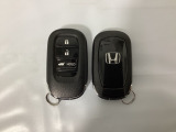 スマートキーを装備しています。鍵を差し込むことなくドアロックの開け閉めと、スタートボタン操作でのエンジンスタートができます。ボタン操作でトランクが開けられる電動テールゲートのボタンもついています。
