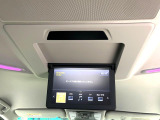 【12.1型フリップダウン】大画面モニターで後席でもエンタメをお楽しみいただけます。家族や友人とお出かけする機会が多い方に大人気です♪