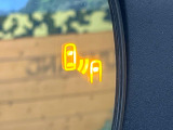 【ブラインドスポットモニター】走行中、ドアミラーの死角になりやすい箇所に後続車が接近するとサイドミラーのレンズに警告を表示!ドライバーに注意喚起をしてくれます。