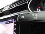居眠り運転やわき見運転など、万が一車両が道路白線をはみだしそうになると、車がハンドルを自動修正してくれるアウディレーンアシストが装備されております。
