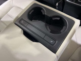 後席ドリンクホルダーにはシートヒータのスイッチとUSB充電が二つ付いております。