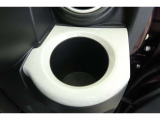 【カップホルダー】缶ジュースやペットボトルなどを置いたり、ちょっとした小物入れにもなります。