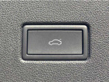 電動バックドアを装備。両手がふさがっていても、バンパー下に足を入れるだけでオープンできます。