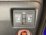 リアドアは乗り降りに便利な両側電動スライドドアです。また運転席に座っていながらスイッチ操作で自在にスライドドアを開け閉めできます。