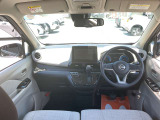 運転席からの視界が左右に広く隅々まではっきりと見えます!クルマの前端も把握しやすく安心です