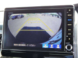 ★3画面バックカメラ装備★「R」の位置にすると、自動的に後方の様子をカラー画像(車幅/距離/予想進路線表示機能付)で表示。バックの際の安心感を高めます★