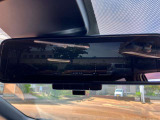 こちらのバックミラー手前にレバーを引くと後方車両が確認出来ます。