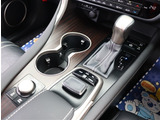お車選びをお楽しみ頂けるよう、在庫車の展示スペースを十分に確保しております。