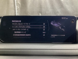 カメラが車線を認識してはみ出しそうになるとステアリングアシストが介入するレーン・キープ・アシストシステムを装備しております。お好みで作動・非作動の設定も可能です。