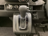 CVT車のセレクトレバーです。低速から高速まで、変速ショックのないスムーズな走りと、エンジン効率のよい領域を維持して燃費にも貢献します。サイドブレーキはスイッチ操作の電子制御パーキングブレーキです。