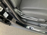 運転席をお好みの高さに調整する【シートリフター】で楽しくドライブできそうですね♪