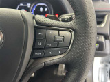 前方の車との車間を設定し、スピードを上げたり緩めたりを自動で行ってくれる追尾式の「レーダークルーズ」。上級装備の一つです!高級車にしかつかない嬉しい機能です。