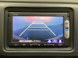 バックでの車庫入れも安心です! リアカメラが付いているバックモニター付のナビを装備しております。操作線もついており距離感も画面から確認できます。