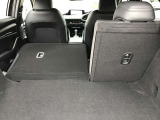 リヤシートを倒すと大きな荷物も搭載可能です。