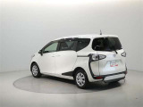 荷室には、車いすの格納に使用できる電動リフトを搭載。車いすの積みおろしも楽になります。